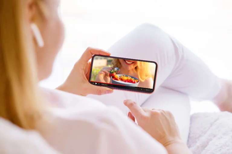 Video review phim có thể được sản xuất với đa dạng thể loại. (Nguồn: freepik.com)