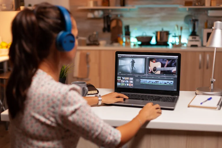 Vbee AI Voice Studio giúp bạn chủ động trong việc tạo giọng review phim. (Nguồn: freepik.com)
