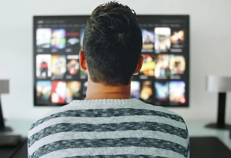 Việc sử dụng giọng nói ảo mang lại sự linh hoạt đáng kể trong sản xuất nội dung video