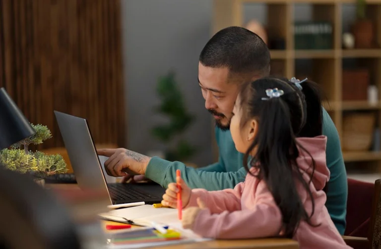 Adaptive Learning là gì? Ứng dụng Adaptive Learning trong học tập và đào tạo nhân viên (Nguồn: Freepik)