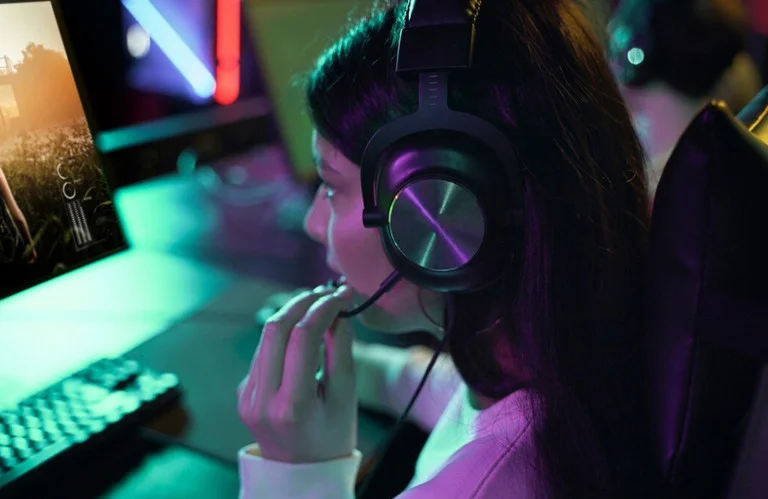 Các giải pháp NPC Voices như Vbee AIVoice đang định hình lại bối cảnh lồng tiếng nhân vật trong game (Nguồn: Freepik)