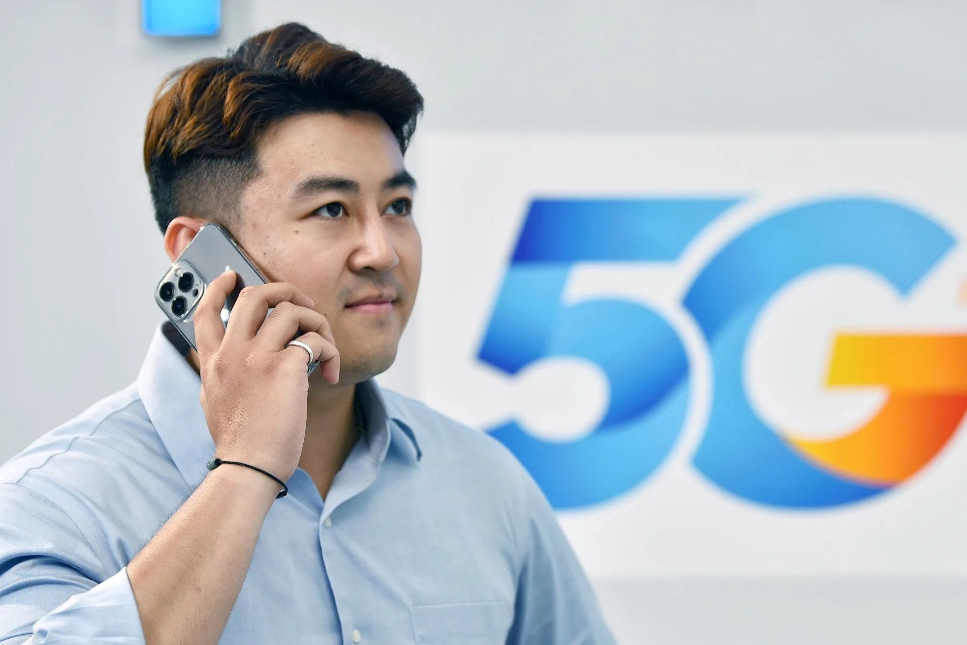 Người dùng trải nghiệm dịch vụ 5G. Ảnh: Hoàng Hà