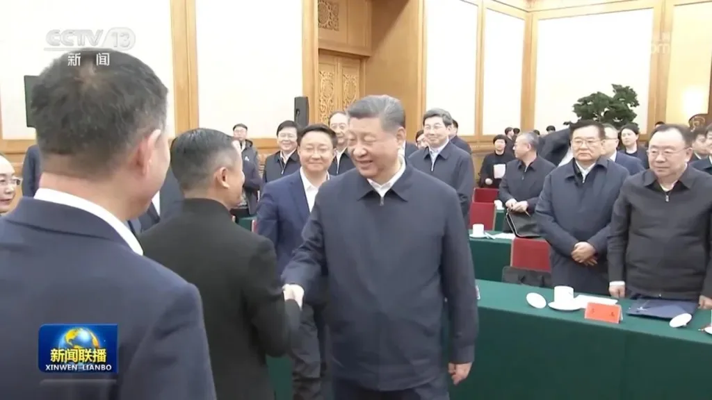 Tổng Bí thư, Chủ tịch nước Trung Quốc Tập Cận Bình bắt tay Jack Ma trong cuộc họp chuyên đề tháng 2. Ảnh: CCTV