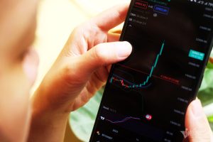 Một nhà đầu tư đang giao dịch tiền ảo. Ảnh: Trọng Đạt