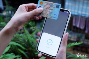 Người dùng sử dụng căn cước công dân để xác thực trên một ứng dụng di động. Ảnh: Trọng Đạt